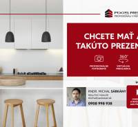  VÝNIMOČNÝ 4-izbový byt rozdelený na DVA SAMOSTATNÉ BYTY - Kuchyňa v 4-izbovom byte s ostrovčekom, zavesenými svietidlami a spotrebičmi s dreveným dekorom.