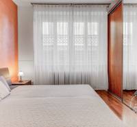  VÝNIMOČNÝ 4-izbový byt rozdelený na DVA SAMOSTATNÉ BYTY - Spálňa v 4-izbovom byte s podlahou s dreveným dekorom a vstavanou skriňou.