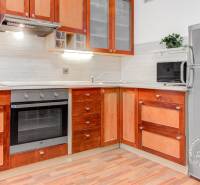  VÝNIMOČNÝ 4-izbový byt rozdelený na DVA SAMOSTATNÉ BYTY - Kuchyňa v 4-izbovom byte s linkou, spotrebičmi a podlahou s dreveným dekorom.