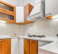  VÝNIMOČNÝ 4-izbový byt rozdelený na DVA SAMOSTATNÉ BYTY - Kuchyňa v 4-izbovom byte s podlahou s dreveným dekorom a zabudovanými spotrebičmi.