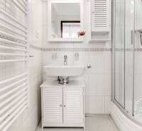  VÝNIMOČNÝ 4-izbový byt rozdelený na DVA SAMOSTATNÉ BYTY - Kúpeľňa v 4-izbovom byte s umývadlom, sprchou a bielym nábytkom.