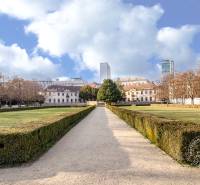  VÝNIMOČNÝ 4-izbový byt rozdelený na DVA SAMOSTATNÉ BYTY - Záhrada v Bratislave - Starom Meste, ulica Dunajská, s budovou a modrou oblohou.