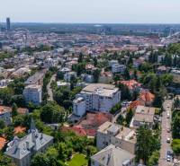 Exkluzívny byt pod Slavínom s terasou a výhľadom na Bratislavu - Letecký pohľad na Bratislavu, Staré Mesto a Boženy Němcovej s 4-izbovými bytmi.