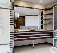 Exkluzívny byt pod Slavínom s terasou a výhľadom na Bratislavu - Kúpeľňa v 4-izbovom byte s dvojitým umývadlom a sprchovacím kútom, hnedé pruhy.