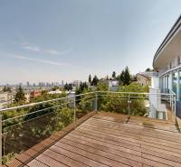 Exkluzívny byt pod Slavínom s terasou a výhľadom na Bratislavu - Terasa 4-izbového bytu v Bratislave na Boženy Němcovej s výhľadom na mesto.