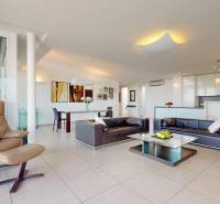 Exkluzívny byt pod Slavínom s terasou a výhľadom na Bratislavu - Obývacia izba v 4-izbovom byte, s pohovkou, kreslom a jedálenským stolom.