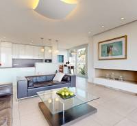 Exkluzívny byt pod Slavínom s terasou a výhľadom na Bratislavu - Obývacia izba v 4-izbovom byte s pohovkami, skleneným stolom a moderným osvetlením.