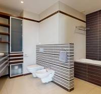 Exkluzívny byt pod Slavínom s terasou a výhľadom na Bratislavu - Kúpeľňa s vaňou, umývadlom a bidetom v 4-izbovom byte, s dekoratívnym obkladom.