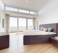 Exkluzívny byt pod Slavínom s terasou a výhľadom na Bratislavu - Svetlá spálňa so svetlou stenou, posteľou a podlahou s dreveným dekorom v 4-izbovom byte.