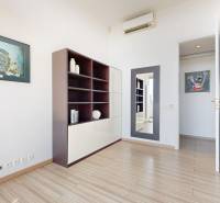 Exkluzívny byt pod Slavínom s terasou a výhľadom na Bratislavu - Interiér so vstavanou skriňou, zrkadlom a podlahou s dreveným dekorom v 4-izbovom byte.