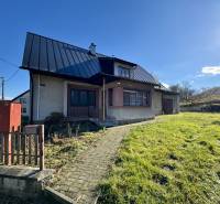 Rodinný dom v obci Šarišské Čierne okr. Bardejov - ZNÍŽENÁ CENA - Rodinný dom v Šarišskom Čiernom s trávnikom, šikmou strechou a záhradou.