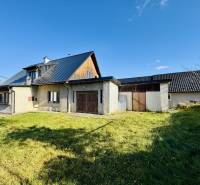 Rodinný dom v obci Šarišské Čierne okr. Bardejov - ZNÍŽENÁ CENA - Rodinný dom v Šarišskom Čiernom s trávnikom, modernou strechou a čiastočne drevenými stenami.