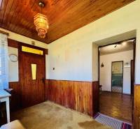 Rodinný dom v obci Šarišské Čierne okr. Bardejov - ZNÍŽENÁ CENA - Drevený obklad na stenách a strope, farebný luster, stolík v rodinnom dome.