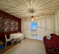 Rodinný dom v obci Šarišské Čierne okr. Bardejov - ZNÍŽENÁ CENA - Interiér rodinného domu s dreveným obkladom a kvetinovým obrazom na stene.