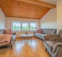 MODERNÝ KANCELÁRSKY PRIESTOR NA PRENÁJOM - Kancelárie so sedacími súpravami, podlahou s dreveným dekorom a oknom s výhľadom.