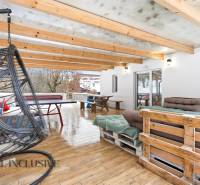 NADŠTANDARDNÁ REKREAČNÁ CHATA | DUCHONKA  - Krytá terasa chaty v Duchonke, Prašice s podlahou s dreveným dekorom, posedením a hojdačkou.