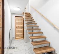 NADŠTANDARDNÁ REKREAČNÁ CHATA | DUCHONKA  - Interiér chaty s drevenými schodmi a podlahou s dreveným dekorom.