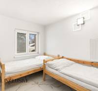 NADŠTANDARDNÁ REKREAČNÁ CHATA | DUCHONKA  - Dve jednolôžkové postele s bielymi perinami v útulnej miestnosti v Chate.