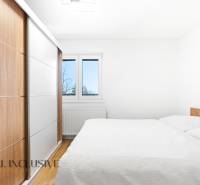 NADŠTANDARDNÁ REKREAČNÁ CHATA | DUCHONKA  - Svetlá izba v Chate s veľkou posteľou, šatníkovou skriňou a podlahou s dreveným dekorom.