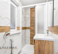 NADŠTANDARDNÁ REKREAČNÁ CHATA | DUCHONKA  - Kúpeľňa s dekorom dreva, sprchovým kútom a umývadlom v Chate na Duchonke.