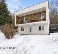 NADŠTANDARDNÁ REKREAČNÁ CHATA | DUCHONKA  - Chata na Duchonke v Prašiciach, zasnežený dvor, terasa s dreveným nábytkom.