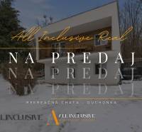 NADŠTANDARDNÁ REKREAČNÁ CHATA | DUCHONKA  - Chata na predaj v Duchonke, Prašice. Zasnežená záhrada a moderná architektúra.