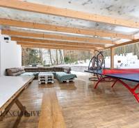 NADŠTANDARDNÁ REKREAČNÁ CHATA | DUCHONKA  - Terasa pri chate na ulici Duchonka v Prašiciach má pohodlné sedenie a pingpongový stôl.