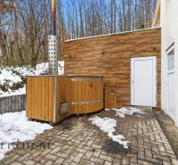 NADŠTANDARDNÁ REKREAČNÁ CHATA | DUCHONKA  - Drevená vírivka pred chatou na Duchonke v Prašiciach obklopená zasneženou prírodou.