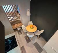 KH-1056, Moderný 2 izbový tehlový byt, Jilemnického, Košice - Kuchynský kút v 2-izbovom byte s jedálenským stolom a stoličkami.