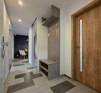 KH-1056, Moderný 2 izbový tehlový byt, Jilemnického, Košice - Predsieň v 2-izbovom byte s keramickou podlahou a vešiakovou stenou.