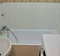 – PRENAJOM – 2 IZBOVÝ BYT – MEDZILABORECKA – RUŽINOV  - Kúpeľňa s vaňou, práčkou a bielymi obkladačkami v 2-izbovom byte.