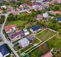 STAVEBNÝ POZEMOK | NITRIANSKA BLATNICA - Pozemky - bývanie na ulici Nitrianska Blatnica v meste Nitrianska Blatnica, obklopený domami a zeleňou.