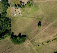 Predaj pozemok Banská Belá - Letecký pohľad na pozemky v Banskej Belej, vhodné pre bývanie, obklopené zeleňou.