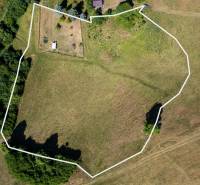 Predaj pozemok Banská Belá - Letecký pohľad na pozemky určené na bývanie, obklopené zeleňou v Banskej Belej.