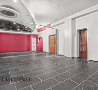 NA PREDAJ OBCH.PRIESTOR, BRATISLAVA–VRAKUŇA (PENTAGON) - Interiér obchodných priestorov s čierno-bielou dlažbou, ružovou stenou a drevenými dverami.