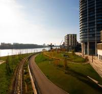 RIVERS | Butikovo zariadený ateliér na 32. poschodí Eurovea Tower - Na ulici Pribinova pri rieke sú budovy, železničná trať a zeleň.