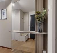 RIVERS | Butikovo zariadený ateliér na 32. poschodí Eurovea Tower - Chodba v 2-izbovom byte s podlahou s dreveným dekorom a nástennými dekoráciami.