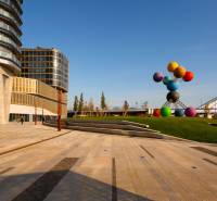 RIVERS | Butikovo zariadený ateliér na 32. poschodí Eurovea Tower - Moderná architektúra na ulici Pribinova, blízko mosta, s farebnou sochou.