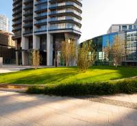 RIVERS | Butikovo zariadený ateliér na 32. poschodí Eurovea Tower - Obrázok zobrazuje budovy na ulici Pribinova, vedľa trávnika a vonkajšieho priestoru.