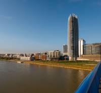 RIVERS | Butikovo zariadený ateliér na 32. poschodí Eurovea Tower - Panoráma mesta so známou budovou, pri rieke a priľahlom moste; priestor pre 2-izbový byt na Pribinovej.