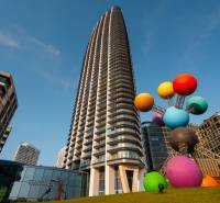 RIVERS | Butikovo zariadený ateliér na 32. poschodí Eurovea Tower - Vysoká budova na ulici Pribinova, socha s farebnými guľami, 2-izbový byt dostupný.