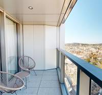 RIVERS | Butikovo zariadený ateliér na 32. poschodí Eurovea Tower - Balkón s výhľadom na mesto, dve stoličky a stolík v 2-izbovom byte.