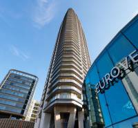 RIVERS | Butikovo zariadený ateliér na 32. poschodí Eurovea Tower - Na ulici Pribinova sa nachádza sklo a oceľ vysokého mrakodrapu pri Eurovei.