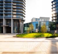 RIVERS | Butikovo zariadený ateliér na 32. poschodí Eurovea Tower - Moderná architektúra na Pribinovej ulici v Bratislave - Starom Meste s trávnatým námestím.