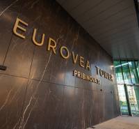 RIVERS | Butikovo zariadený ateliér na 32. poschodí Eurovea Tower - Fasáda budovy Eurovea Tower na Pribinovej ulici, Bratislava - Staré Mesto.