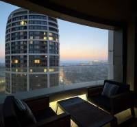 Elegantný byt na mieru s panorámou hradu  - Večer z balkóna 3-izbového bytu, výhľad na panorámu s výškovou budovou a žeriavom.