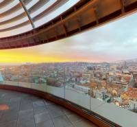 Elegantný byt na mieru s panorámou hradu  - Výhľad na Bratislavu z vyhliadkovej terasy, zachytávajúci mesto počas západu slnka.