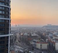 Elegantný byt na mieru s panorámou hradu  - Výhľad z výškovej budovy na Bratislava - Staré Mesto pri západe slnka.