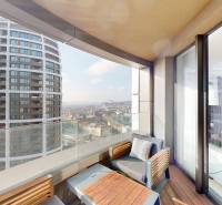 Elegantný byt na mieru s panorámou hradu  - Balkón s výhľadom na mesto z 3-izbového bytu s podlahou s dreveným dekorom.