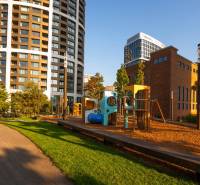 Elegantný byt na mieru s panorámou hradu  - Park s detským ihriskom, obklopený modernými budovami na Čulenovej ulici v Bratislave.